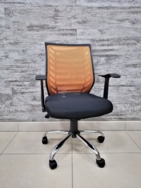 Кресло Barneo K-138 для персонала (черная ткань оранжевая сетка) в Красноуральске - krasnouralsk.ok-mebel.com | фото 1